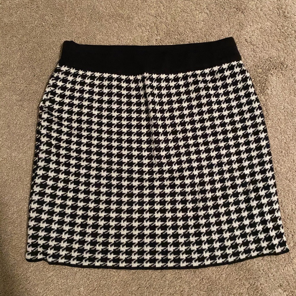 Beautiful black and white sweater skirt!!
